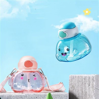 يشرب الأطفال زجاجة مع القش